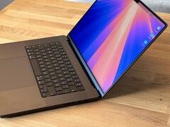 新一代 MacBook Pro 系列配备了迷你 LED 显示屏,其设计按Apple 标准来看相当笨重。
