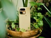Realme 16 Pro Plus 采用反光相机模块，背面手感特别。