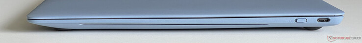 右：网络摄像头快门、USB-C 3.2 Gen 2（10 Gbit/s、DisplayPort、Power Delivery）