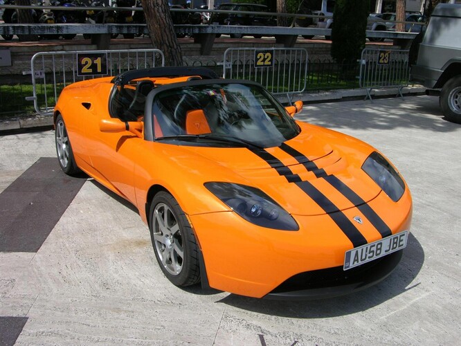 2008 年推出的原版 Roadster 是特斯拉的首款量产车。
