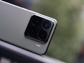 小米 16 Pro 机型将配备全新的 5000 万像素自拍摄像头。(图片来源：李琦）