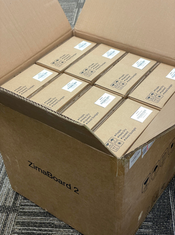 装满 ZimaBoard 2 包装的箱子。(图片来源：IceWhale）