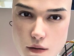 AheadForm 的 Origin M1 机器人头显示出近乎人类的面部表情。(图片来源：AheadForm via YouTube）