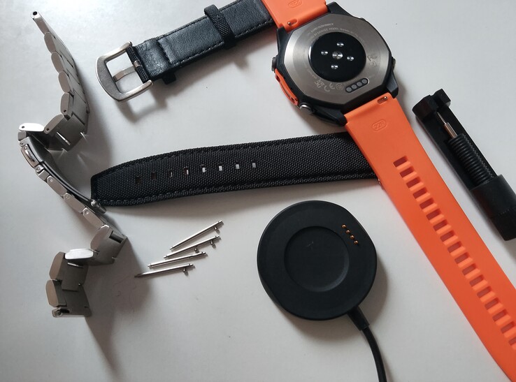 包装盒内有3 种不同的表带;工具;磁性 USB 充电线;印刷文档