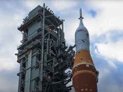 带有欧空局徽标和美国国家航空航天局徽标的 Artemis II（来源：欧空局，通过 YouTube）。