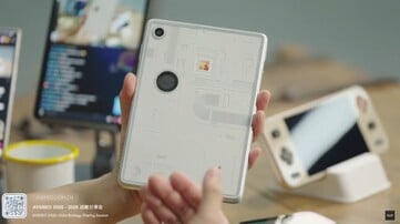 Ayaneo Gaming Pad 的工作原型只有一个后置摄像头，而不是先前渲染图中的两个。(图片来源：Ayaneo）