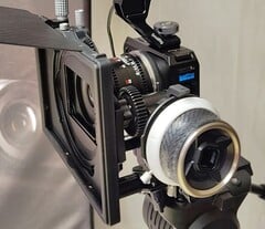 GoPro Mission 1 Pro ILS 摄像机配备 Laowa 17mm T1.9 MFT Cine 镜头,安装在带跟焦和哑光盒的小型支架笼中。