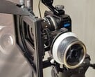GoPro Mission 1 Pro ILS 摄像机配备 Laowa 17mm T1.9 MFT Cine 镜头,安装在带跟焦和哑光盒的小型支架笼中。