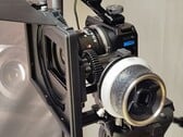 GoPro Mission 1 Pro ILS 摄像机配备 Laowa 17mm T1.9 MFT Cine 镜头，安装在带跟焦和哑光盒的小型支架笼中。