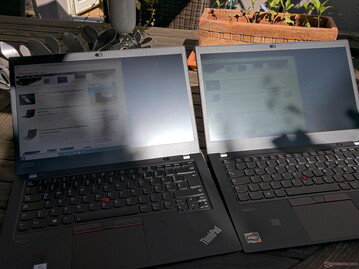 室外（阳光下；UHD P14s在左边，FHD P14s在右边