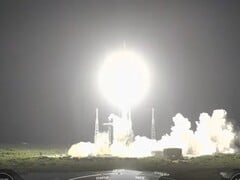 猎鹰 9 号火箭发射时的图片（图片来源：美国国家航空航天局；已裁剪）