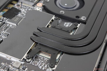 焊接好的LPDDR5模块在邻近CPU的铝盖下面