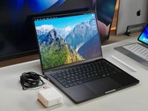 即将推出的 OLED MacBook Pro 可能会大幅减重，但一些粉丝担心电池续航、散热和接口方面会有所妥协。