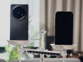 vivo 曾预告 X Fold5 的重量将低于一款流行但未指定型号的 iPhone。(图片来源：vivo）