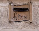 墙上刻有“Letters”字样的石制信件投递口