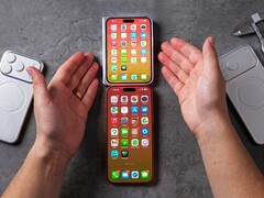 可折叠 iPhone 设计模型上手体验（已编辑）。
