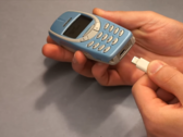 配备 USB-C 端口的 3310。(图片来源：Salveo via YouTube）
