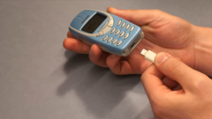 配备 USB-C 端口的 3310。(图片来源：Salveo via YouTube）