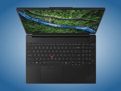 从上往下看 ThinkPad P16s i Gen 5。