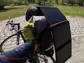 PEARL Revolt 28瓦可折叠太阳能电池板回顾：完美的自行车旅行，徒步旅行和合作。