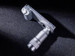 装有相机配件的 vivo X300 Ultra。