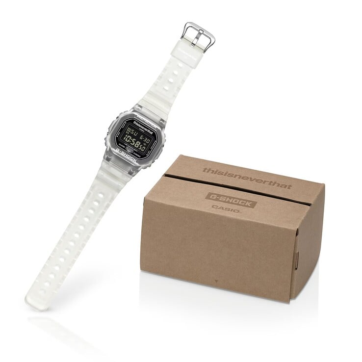 G-Shock DW-5600TNT-7的定制包装与手表并排陈列。