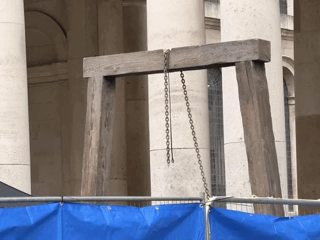 绞刑架可能指向 