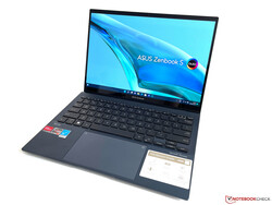 在审查中。华硕Zenbook S 13 OLED。评测设备由德国AMD公司提供。