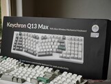 Q13 Max 的包装盒坚固耐用，印刷精美。 