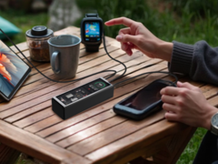 联想在中国推出 thinkplus 140W 20000mAh 移动电源。(图片来源：联想）