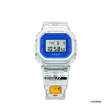 卡西欧 G-Shock DW-5600GM26-7DR 特写，透明表壳，蓝色表圈环绕