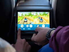 孩子们在特斯拉 Model Y 的后座上玩街机游戏（图片来源：特斯拉）