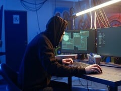 在双显示器工作站上执行供应链攻击的普通黑客。