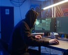 在双显示器工作站上执行供应链攻击的普通黑客。