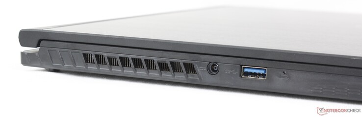左：AC 适配器，USB-A 3.2 Gen.