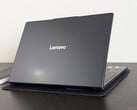 IdeaPad Slim 3 15 15IRH10R 改用了 16:10 宽高比，并配备了更大的点击板，但专有的 AC 充电端口却让人感到不爽（图片来源：Notebookcheck）
