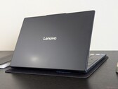 IdeaPad Slim 3 15 15IRH10R 改用了 16:10 宽高比，并配备了更大的点击板，但专有的 AC 充电端口却让人感到不爽（图片来源：Notebookcheck）