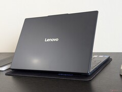 IdeaPad Slim 3 15 15IRH10R 改用了 16:10 宽高比，并配备了更大的点击板，但专有的 AC 充电端口却让人感到不爽（图片来源：Notebookcheck）