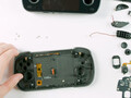 Retroid Pocket Mini 的显示屏更换即使对经验丰富的工匠来说也是一个困难的过程。(图片来源：Retroid）