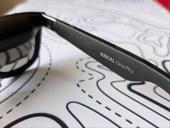 带有品牌标识的 Xreal One Pro 右太阳穴