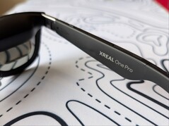 带有品牌标识的 Xreal One Pro 右太阳穴