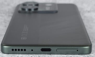机箱底部（扬声器、麦克风、USB 端口、SIM/MicroSD 托盘）