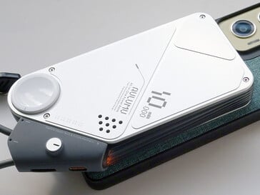 Aulumu M10 凸出了手机底部边缘。
