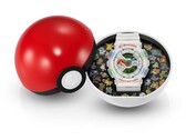 卡西欧 G-Shock 宝可梦 30 周年纪念款 GA-110 置于一个宝可梦球造型的表盒中，表盒内衬上印有 30 只宝可梦的图案。