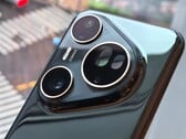 华为 Pura 80 Ultra 的首次评测、大量照片和首次相机测试，包括与 iPhone 16 Pro Max、vivo X200 Ultra 和 Oppo Find X8 Ultra 的对比。(图片来源：微博）