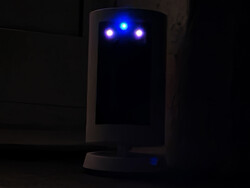 活动 LED 灯为蓝色,红外灯为红色。