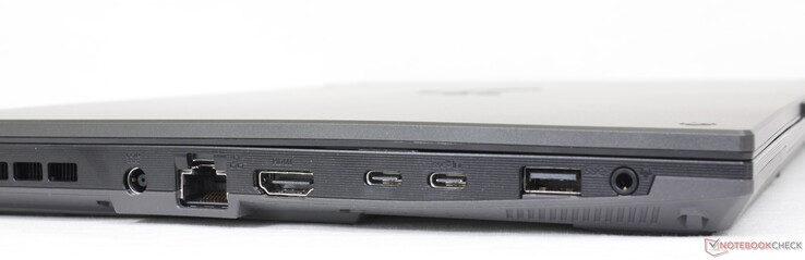 左边：AC适配器，RJ-45，HDMI 2.0b，1个USB-C/雷电4 + DisplayPort 1.4，1个USB-C/ DisplayPort 1.4，USB-A 3.2 Gen.1