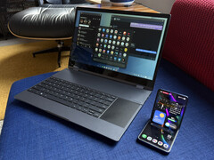 Galaxy Z Flip7 与 NexDock XL 无线连接。(图片来源：Michael Fisher）