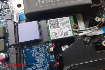 拧开的SSD显示出AX201的样子
