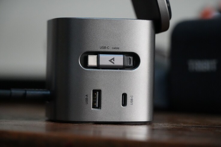 AceFast 6 合 1 80 W 充电站配有可伸缩的 USB-C 电缆